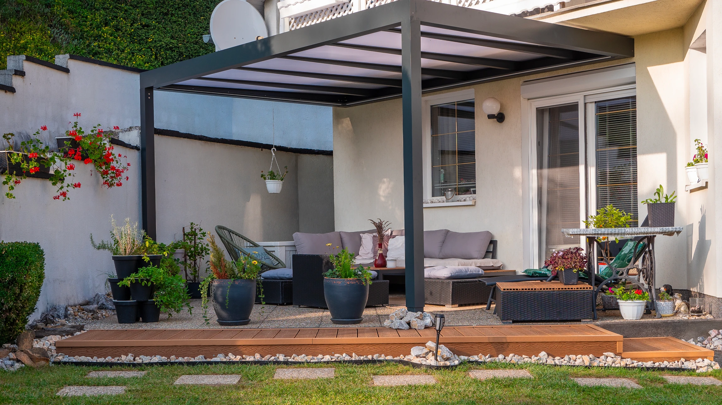 Extérieur résidentiel avec pool house moderne à structure métallique et bardage bois horizontal